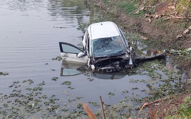 ট্রেনের সঙ্গে সংঘর্ষে প্রাইভেটকার ছিটকে পড়ল গভীর খাদে, আহত চারজন